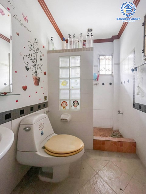 *****บ้านเดี่ยวมือสอง ทำเลใกล้สนามบินดอนเมือง ม.กฤษณา แจ้งวัฒนะ-ดอนเมือง หลังใหญ่พื้นที่ใช้สอย 180 ตร.ม. ฟังก์ชัน 3 ห้องนอน 3 ห้องน้ำ 2 ที่จอดรถ แถมฟรี !! เครื่องปรับอากาศ 2 เครื่อง และเครื่องทำน้ำอุ่น 2 เครื่อง ทำเลดี เชื่อมสู่ใจกลางเมืองได้อย่างสะดวกสบาย ใกล้ทางด่วนศรีสมาน